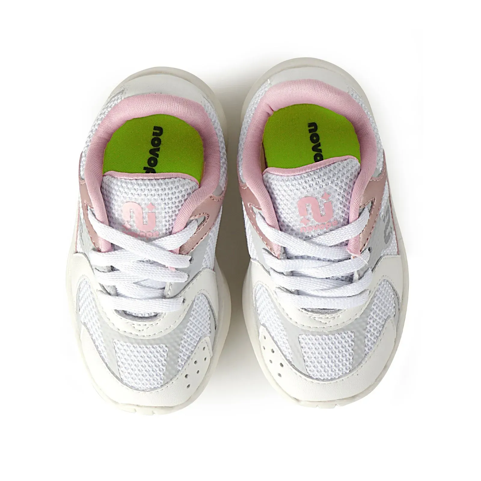 Par de tênis infantil branco com detalhes rosa, mostrando ajuste e conforto
